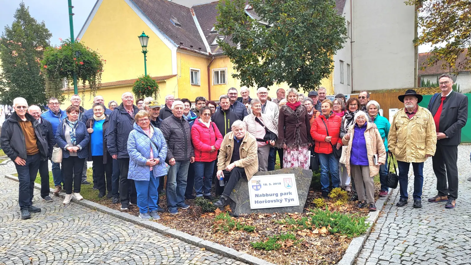 Die Teilnehmer des Stullner Seniorenkreises mit Anna Jezkova am Nabburger Platz.  (Bild: Helmut Kramer)