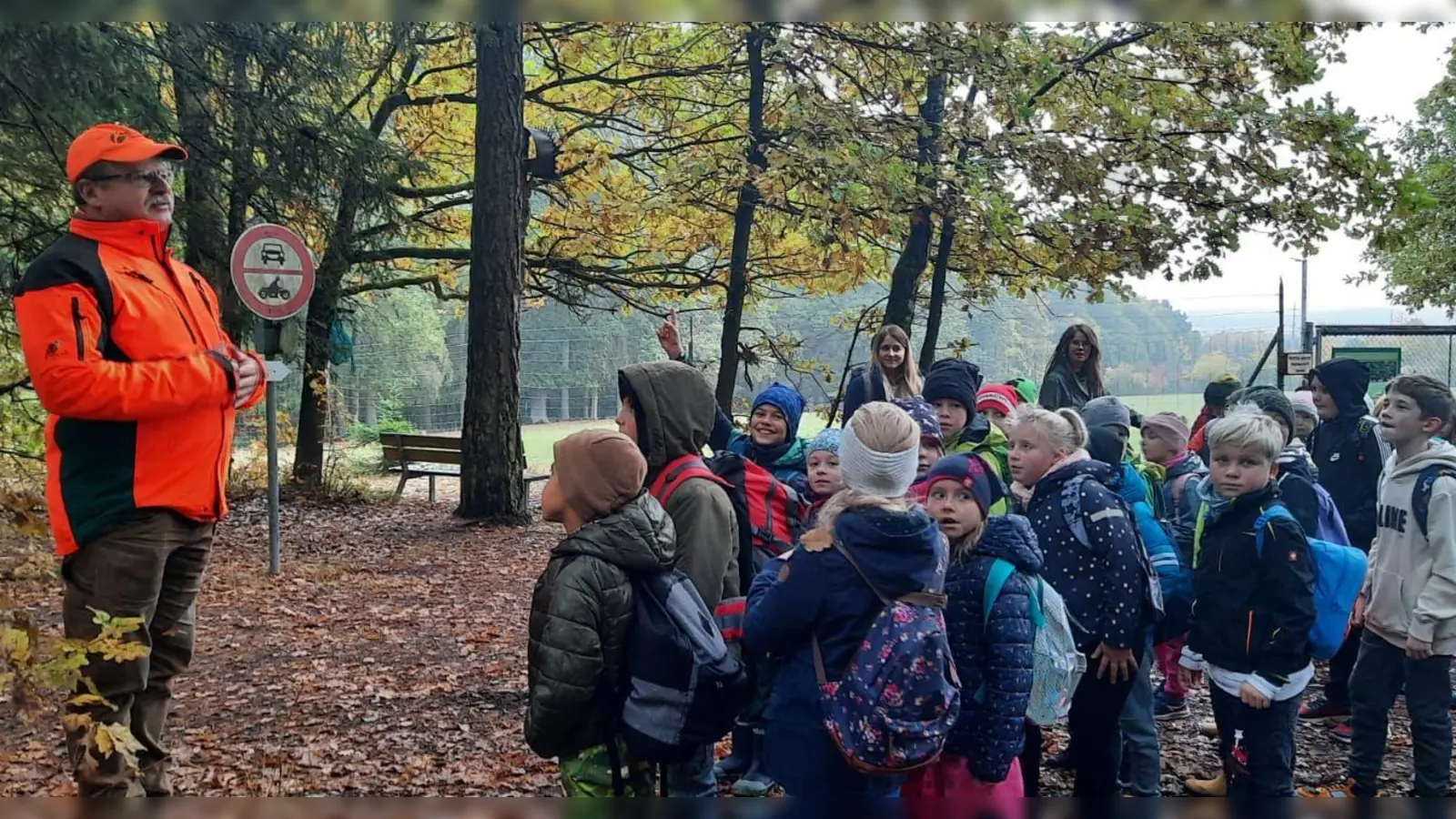 Eine Walderlebnis-Tour mit Forstrevierleiter Dietmar Michalski unternahmen die dritten Klassen der Grundschule Waldsassen. (Bild: Maria Bruischütz/exb)