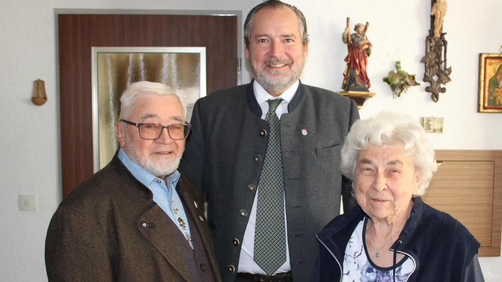 Das Bild zeigt den Jubilar Andreas Salzl (links) mit seiner Ehefrau und Bürgermeister Frank Zeitler. (Bild: ral)