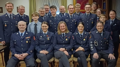 Die Oberlinder Feuerwehrkräfte stellten ihre eigene Fitness bei einer freiwilligen Prüfung unter Beweis und ernteten von Zweitem Bürgermeister Uli Münchmeier (hinten, rechts) viel Lob für ihr Engagement. Kommandant Markus Kindl (vorne, rechts) spornt seine Kräfte immer wieder neu an. Er erhielt noch eine zusätzliche Auszeichnung für die zehnte Teilnahme. (Bild: dob)