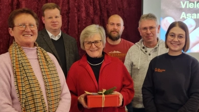 Für einen Vortrag über das Projekt „Feuerkinder” war Dr. Annemarie Schraml (Dritte von links) ins Gesellenhaus nach Kemnath gekommen. Dort überreichten im Anschluss Rita Ponnath (Frauenbund), Pfarrer Thomas Kraus, sowie Hans Zaus, Georg Panzer und Mirjam Müller (von links) von der Kolpingsfamilie jeweils eine Spende.  (Bild: Katrin Pasieka-Zapf)