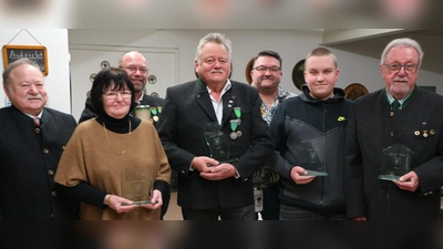 Die Sieger des Siegfried-Christl-Pokal-Schießens 2024. v.l. Ehrenmitglied des OSB Ludwig Mayer, Hannelore Mayer, Christian Amberger, Leopold Sassin, Robert Schmid, Fabian Schmid und OSM Norbert Schmidt. (Bild: Marion Schneider)