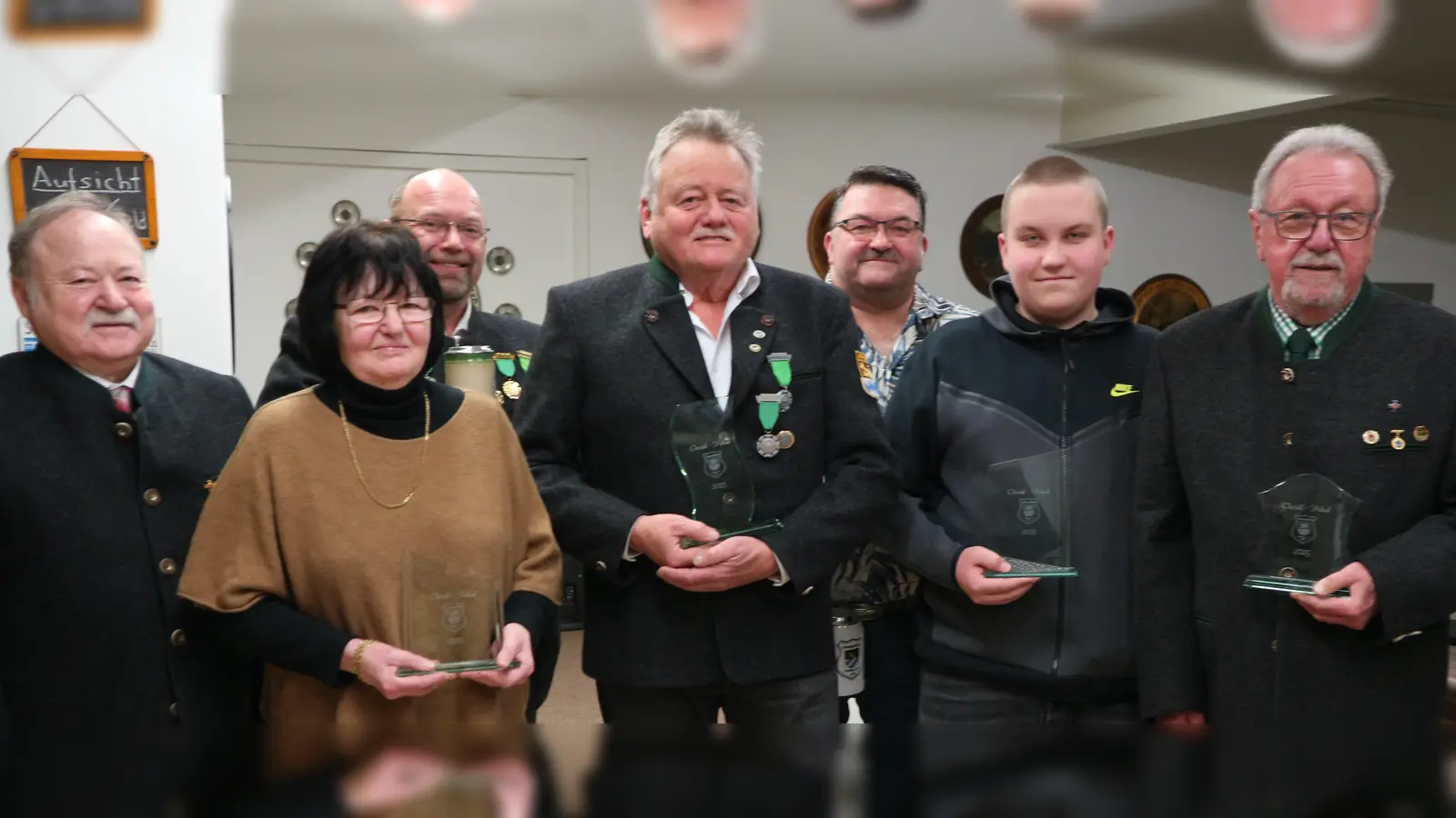 Die Sieger des Siegfried-Christl-Pokal-Schießens 2024. v.l. Ehrenmitglied des OSB Ludwig Mayer, Hannelore Mayer, Christian Amberger, Leopold Sassin, Robert Schmid, Fabian Schmid und OSM Norbert Schmidt. (Bild: Marion Schneider)