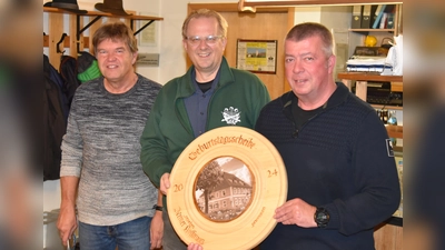 Der Sieger des Geburtstagsschießens Josef Schmaußer (re.) mit 1. Schießleiter Lothar Mehringer sowie 1. Schützenmeister und Scheibenstifter Reiner Hoffmann (v.l.) (Bild: Robert Geitner)