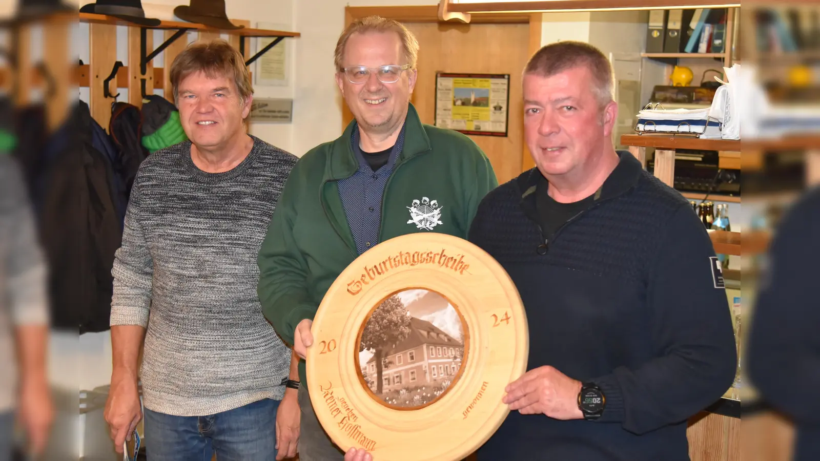 Der Sieger des Geburtstagsschießens Josef Schmaußer (re.) mit 1. Schießleiter Lothar Mehringer sowie 1. Schützenmeister und Scheibenstifter Reiner Hoffmann (v.l.) (Bild: Robert Geitner)