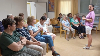 Frau Dengler bei ihrem Fachvortrag im Pfarrsaal Teunz. (Bild: Elisabeth Dietz)