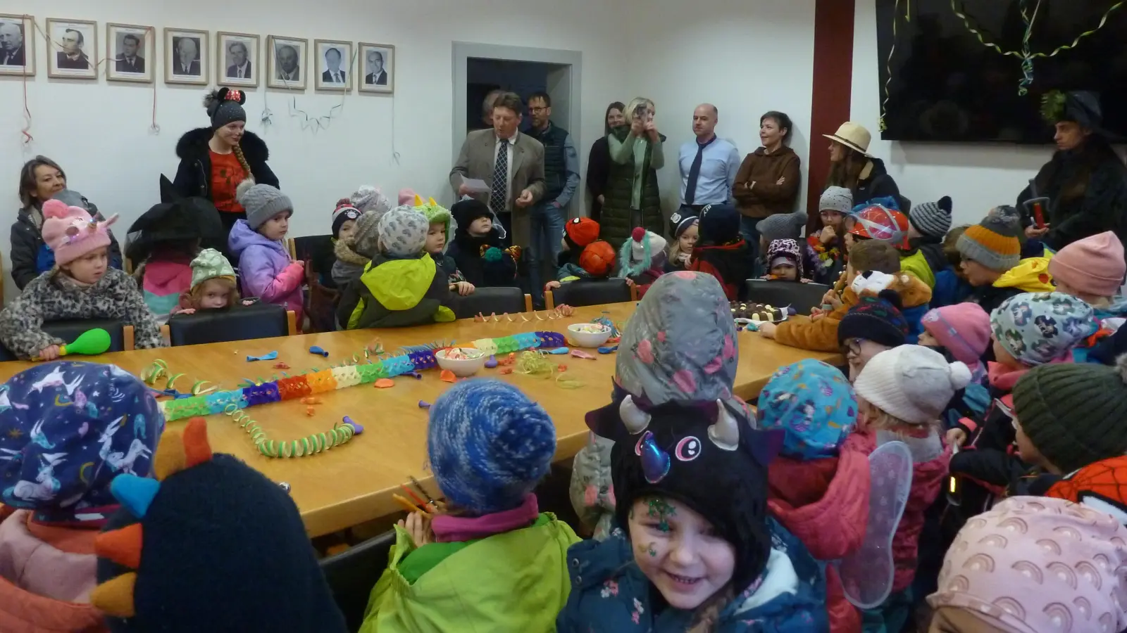 De Kinder stürmen das Rathaus und haben mächtig Spaß dabei. (Bild: Kindergarten Schmidgaden/exb)