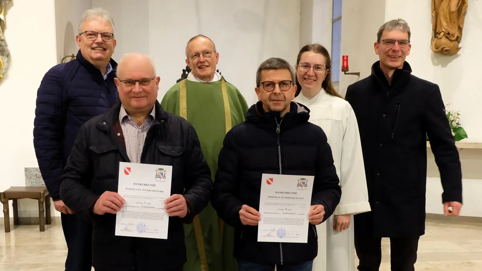 Kirchenpfleger Josef Weidensteiner (hinten von links), Pfarrer Berthold Heller, Pastoralreferentin Andrea Zeller und Pfarrgemeinderatsvorsitzender Jörg Frenzel bedankten sich bei Wolfgang Würschinger und Stephan Schregelmann für ihr Engagement im Dienste der Kirche. (Bild: Syliva Wallinger)