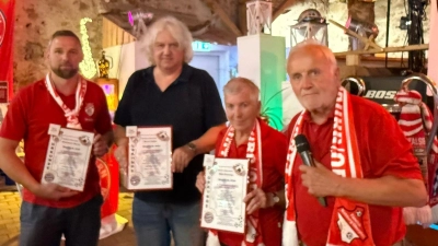 Sebastian Nerger für Martin Mutzbauer (6350), Marco Haller (6400) und Veronika Hofmann für Christian Wild( 6450) erhielten die Urkunden für ihre Mitgliedschaft von FanclubPräsident Bernd Hofmann (von links).  (Bild: Bernd Hofmann)