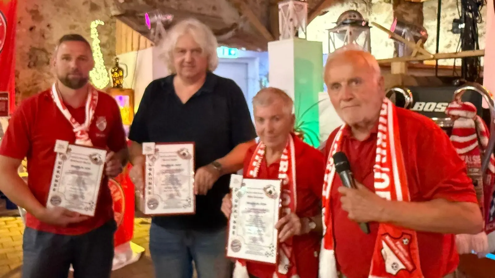 Sebastian Nerger für Martin Mutzbauer (6350), Marco Haller (6400) und Veronika Hofmann für Christian Wild( 6450) erhielten die Urkunden für ihre Mitgliedschaft von FanclubPräsident Bernd Hofmann (von links).  (Bild: Bernd Hofmann)