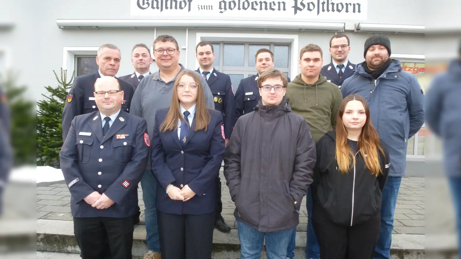 Beförderungen und Ernennungen sprach Kommandant Alexander Kummer (2.Reihe links ) aus. Dazu gratulierten auch 3.Bürgermeister Thomas Schönberger (rechts daneben) und Kreisbrandmeister Gerald Wölfl (dahinter) (Bild: Siegfried Bock)