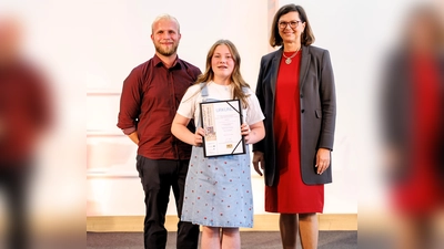 11.07.2025, München: Preisverleihung des Schülerlandeswettbewerbs „Erinnerungszeichen” unter dem Motto Mittelalter ist überall – Spurensuche in Bayern. Kategorie Mittelschulen: 3. Landespreis: Mittelschule Altenstadt an der Waldnaab.  (Bild: Matthias Balk/Bayerisches Staatsministerium für Unterricht und Kultus)