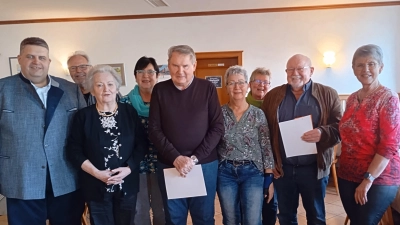 1.Reihe: BGM Dieter Dehling, VdK Kreisvorsitzende Marinne Kies-Baldastie, Günter Gradl, Margitta Dehling, Johann Lang, 1 Vorsitzende Marianne Kellermann, 2. Reihe 2 Vorsitzender Stefan Heerzog, Margot Strobel, Brigitte Dehling, immer von links  (Bild: Annerose Danhauser)