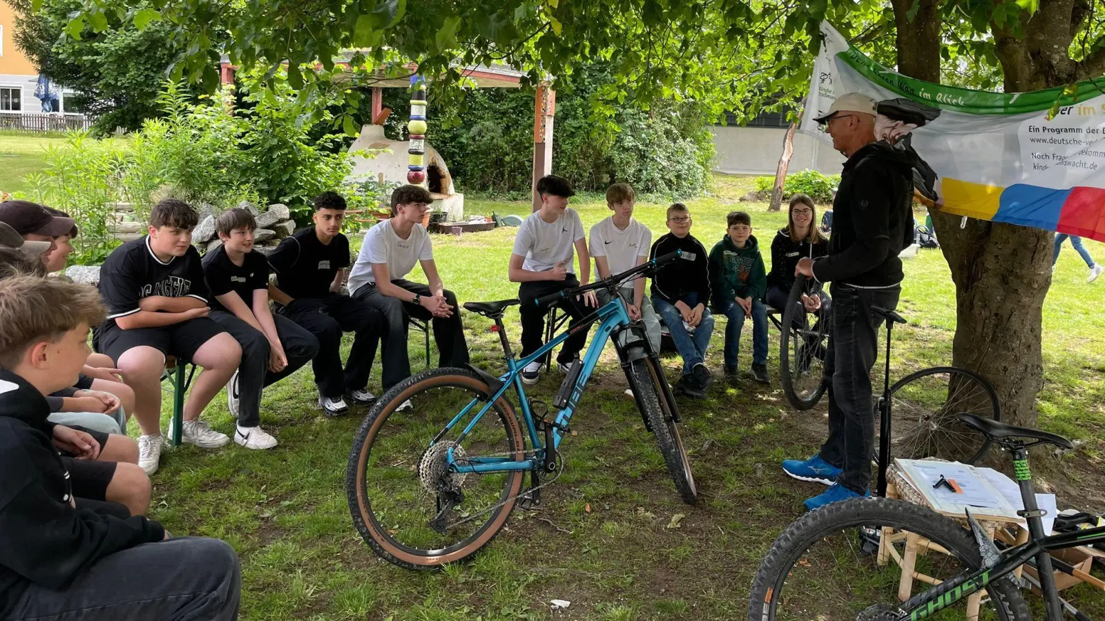 Die Grund- und Mittelschule Schwarzenfeld hatte im Rahmen des Projektes „Alltagskompetenzen“ an der Schule die Gebietsverkehrswacht gebeten, den Teil Fahrrad zu übernehmen. (Bild: Reinhold Ziermeier)