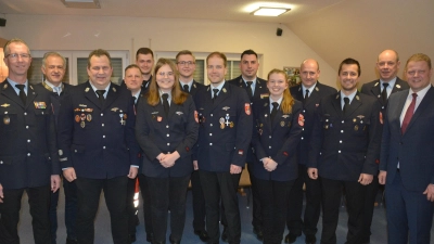 Neuwahlen standen bei der Feuerwehr Mitterteich an. Auf dem Bild (von links) der neue Kommandant Günther Sommer, Landrat Roland Grillmeier, Christian Kempf, Daniel Kircher, Florian Hampel, Julia Hildebrand, Michael Schicker, Vorsitzender Christian Grillmeier, der neue stellvertretende Kommandant Andreas Kraus, Lena Nemsow, Stefan Grabis, Johannes Grillmeier, Franz Bauernfeind und Bürgermeister Stefan Grillmeier. (Bild: jr)