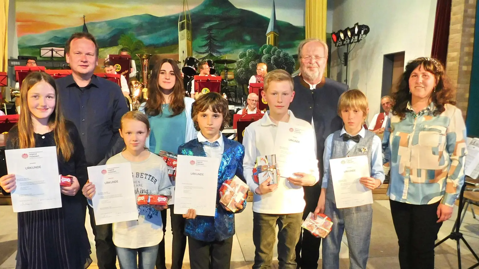 Sieben Künstler haben mit Erfolg beim Regionalwettbewerb „Jugend musiziert“ Bayreuth-Kulmbach mit Einzelstücken als Solisten und im Duett teilgenommen. Alexandra Burbach Alina Brehm und Emanuel Lehner erreichten dabei jeweils einen ersten Platz. Dieser berechtigte zur Teilnahme am Landeswettbewerb, wo Burbach und Brehm bei über 900 Schülern einen zweiten Preis erreichten. Maxim Krieger, Mario Lehner (von links), Sarah Lippert und Damian Schmid (nicht im Bild) belegten zweite Plätze. Es gratulierten Bürgermeister Christian Porsch, Musikpädagogin Anastasia Lehner, Musikschulleiter Heinz Schmidt und Musikpädagogin Vlada Lehner (von links). (Bild: Lucia Horn)