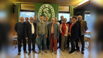 Rudi Bäumler (Bildmitte) bleibt Vorsitzender des OWV Neustadt. Doch in zwei Jahren muss sich der Zweigverein voraussichtlich einen neuen Chef suchen. Bäumler will dann sein Amt in jüngere Hände geben. (Bild: krb)