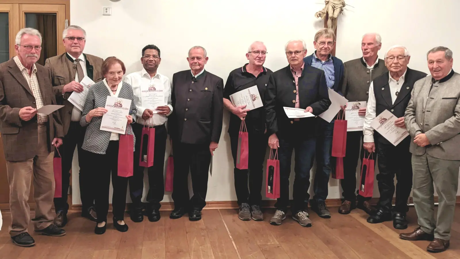 Die geehrten Gründungsmitglieder: H. Hammer, Bgm R. Tischler, Fr. Jakob, Stadtpfarrer Pater Georg, H.Lohwasser, H.Friedl, H.Paulus, H.Gerber, H.Kimmerl, H.Amode, H.Egerer(1.Vorsitzender). Nicht im Bild H. Prem, H. Hägler(sen) und H. W.Strehl (von links).  (Bild: Reinhard Steindl)