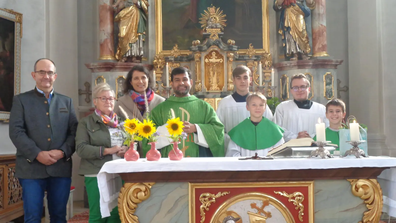 Die Pfarrgemeinderäte Alois Nesner, Hildegard Lingl und Margit Roiger (von links) mit Pfarrer Jobin und den Ministranten (Bild: Annemarie Mösbauer)