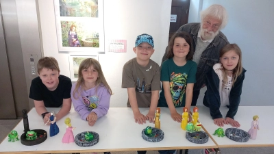 Die Kinder freuen sich mit Siegfried Rahner (hinten) über die Kunstwerke (Bild: Katarina Brankovic)