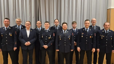 Die Beförderten der Ammersrichter Feuerwehr (von links): Kommandant Christian Schafbauer, erster Vorsitzender Wolfgang Nagler, Bürgermeister Martin Preuß, Reinhard Birner, Torsten Windisch, Thomas Weber, Tobias Neudecker, Jonas Kemter, erster Vorsitzender der Feuerwehr Amberg Tobias Höhne, zweiter Vorsitzender Jürgen Köppel und zweiter Kommandant Christian Karl. (Bild: tne)