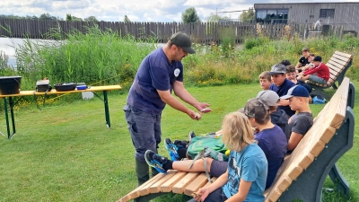 Herbert Walenta vom Fischereiverein Stiftland brachte den Jungs der Realschule im Stiftland das Angeln nahe.<br> (Bild: Realschule im Stiftland/exb)