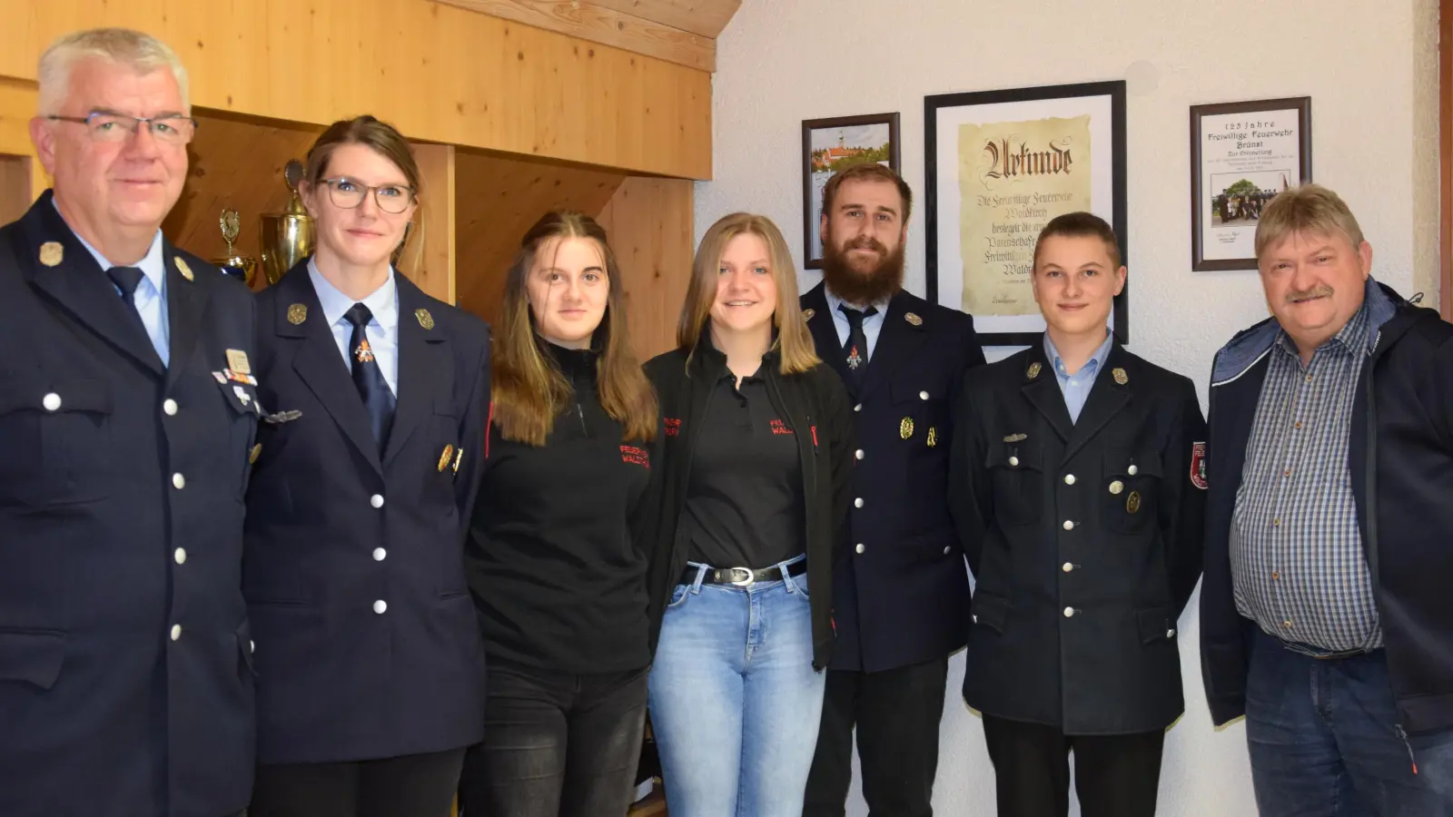 Sophia Kleber (Mitte) ist die neue Sprecherin der Waldthurner Jugendfeuerwehr. Vertreten wird sie von Bianca Käs (Dritte von links). Das Amt des Kassenwartes bleibt in den Händen von Niklas Bergler (Zweiter von rechts). Stellvertretender Bürgermeister Hans-Peter Reil, Jugendwart Josef Pflaum junior, zweite Vorsitzende Kerstin Wittmann und Kommandant Michael Bäumler (von rechts) gratulieren zur Wahl. (Bild: fla)