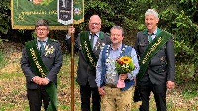 Die Fahnenabordnung mit der Gaustandarte v.l. 1.Schützenmeister Martin Fellner, 1.Vorsitzender Martin Dietz, der neue Gauschützenkönig Roland Weiß und Werner Weiß  (Bild: Max Bindl)