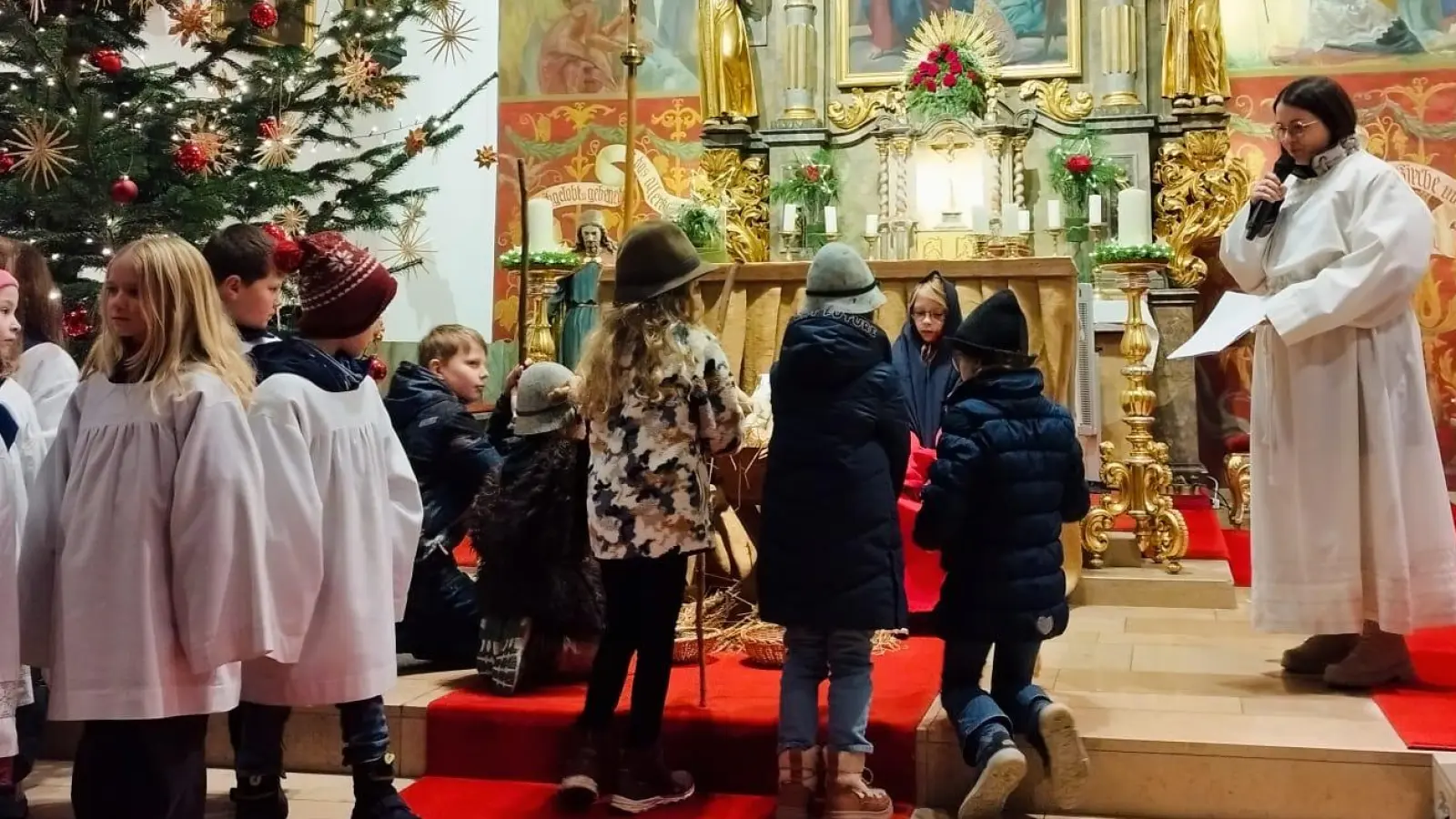 Ein eindrucksvolles Krippenspiel boten die vielen kleinen Akteure in der vollen Pfarrkirche St. Salvator. Die Besucher waren begeistert. (Bild: Monika Werner)