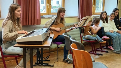 Betlehems Stall, Tannenbaum und Weihnachtsbäckerei: Silvia Neukam und Juliane Hey begleiteten die Besucher des Trabitzer „Wir warten aufs Christkind” beim Singen vertrauter Weihnachtslieder. (Bild: Bernhard Piegsa)