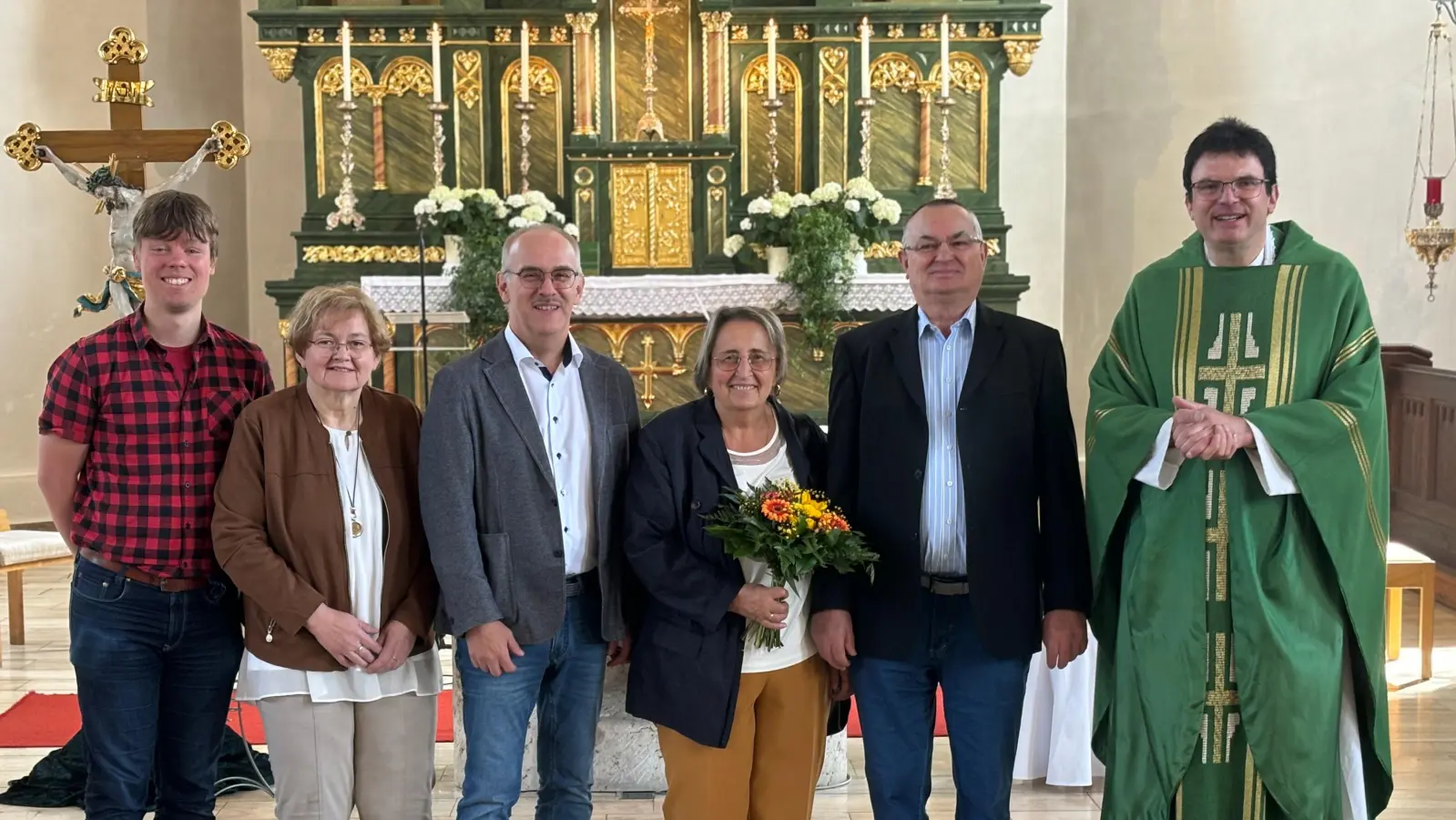 Pfarrer Wolfgang Dietz, Mesner Josef Bayer und Ehefrau Ingrid, Kirchenpfleger Peter Scharnagl, Mesnerin Ernestine Linsmeier und Gemeindereferent Christian Glaser (von rechts). (Bild: Peter Scharnagl jun. )