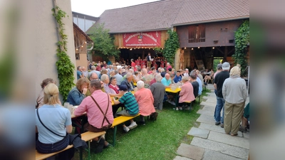 Zahlreiche Blasmusikfans beim Konzert zum 100-jährigen Jubiläum der Stadtkapelle.<br>Die Stadtkapelle unter der Leitung von Stefan Wittmann . (Bild: hev)