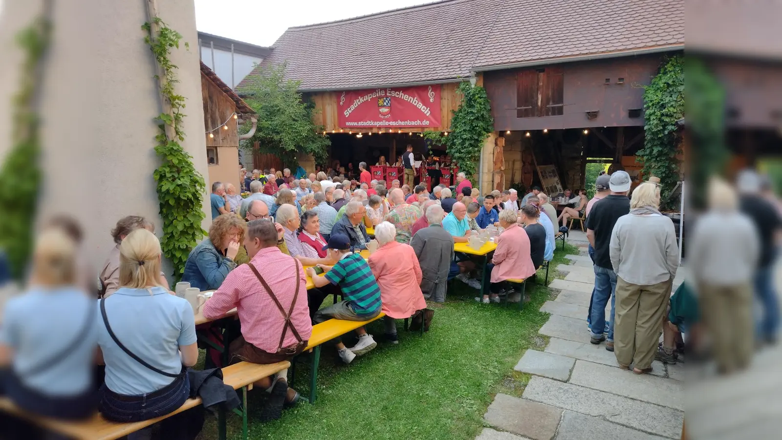 Zahlreiche Blasmusikfans beim Konzert zum 100-jährigen Jubiläum der Stadtkapelle.<br>Die Stadtkapelle unter der Leitung von Stefan Wittmann . (Bild: hev)