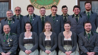 Neuwahlen standen beim Schützenverein Liebenstein an. Im Bild (sitzend, von links) Schützenmeister Bernhard Weber, Claudia Kutzer, Franziska Hößl, Theresa Schuller und Zweiter Schützenmeister Philipp Zölch sowie (stehend, von links) Martin Schmid, Wolfgang Gmeiner, Fabian Rosenberger, Christoph Reichl, Georg Wurm, Jonas Bauer, Emanuel Schmid und Maximilian Schuller. (Bild: Bernhard Weber/exb)