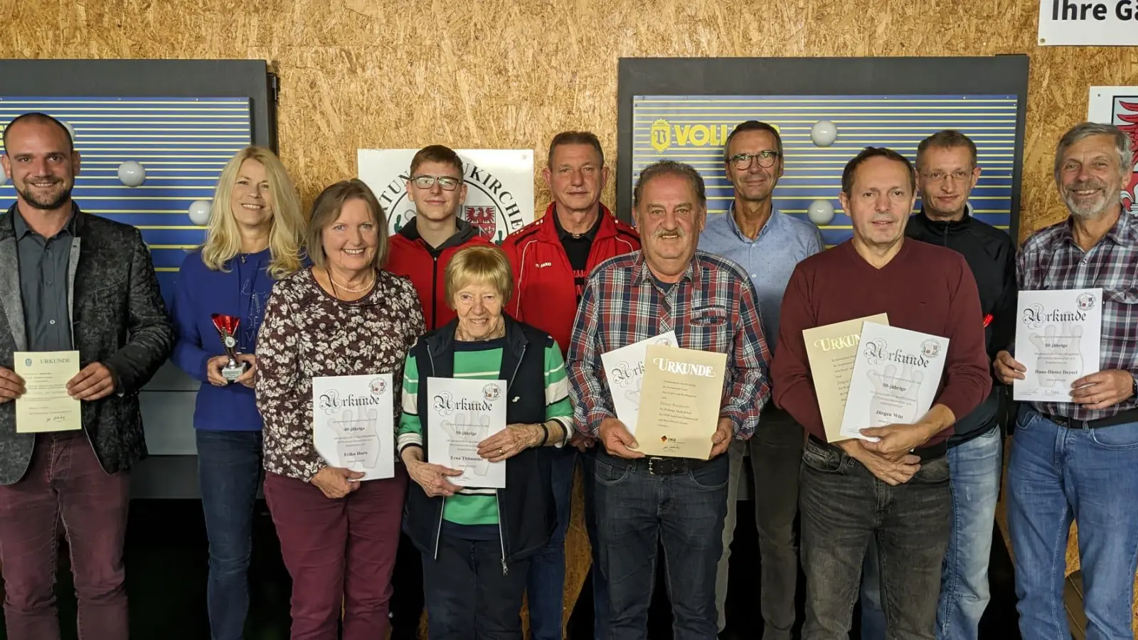 Fortuna Neukirchen ehrte verdiente Mitglieder (von links): Vorsitzender Markus Luber, Birgit Höfler, Erika Horn, Oliver Hampl, Ehrenmitglied Erna Thümmler, Klaus Lösel, Günter Rupprecht, Bürgermeister Peter Achatzi, Jürgen Witt, Carsten Bohun und Dieter Deyerl. (Bild: ruw)