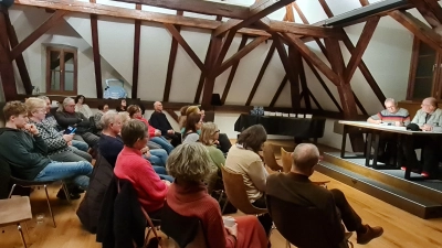 Thomas Bäumler stellte zusammen mit Stefan Voit seinen neuesten Regionalkrimi im gut besetzten Saal des alten Vermessungsamts in Eschenbach vor. (Bild: Petra Danzer)