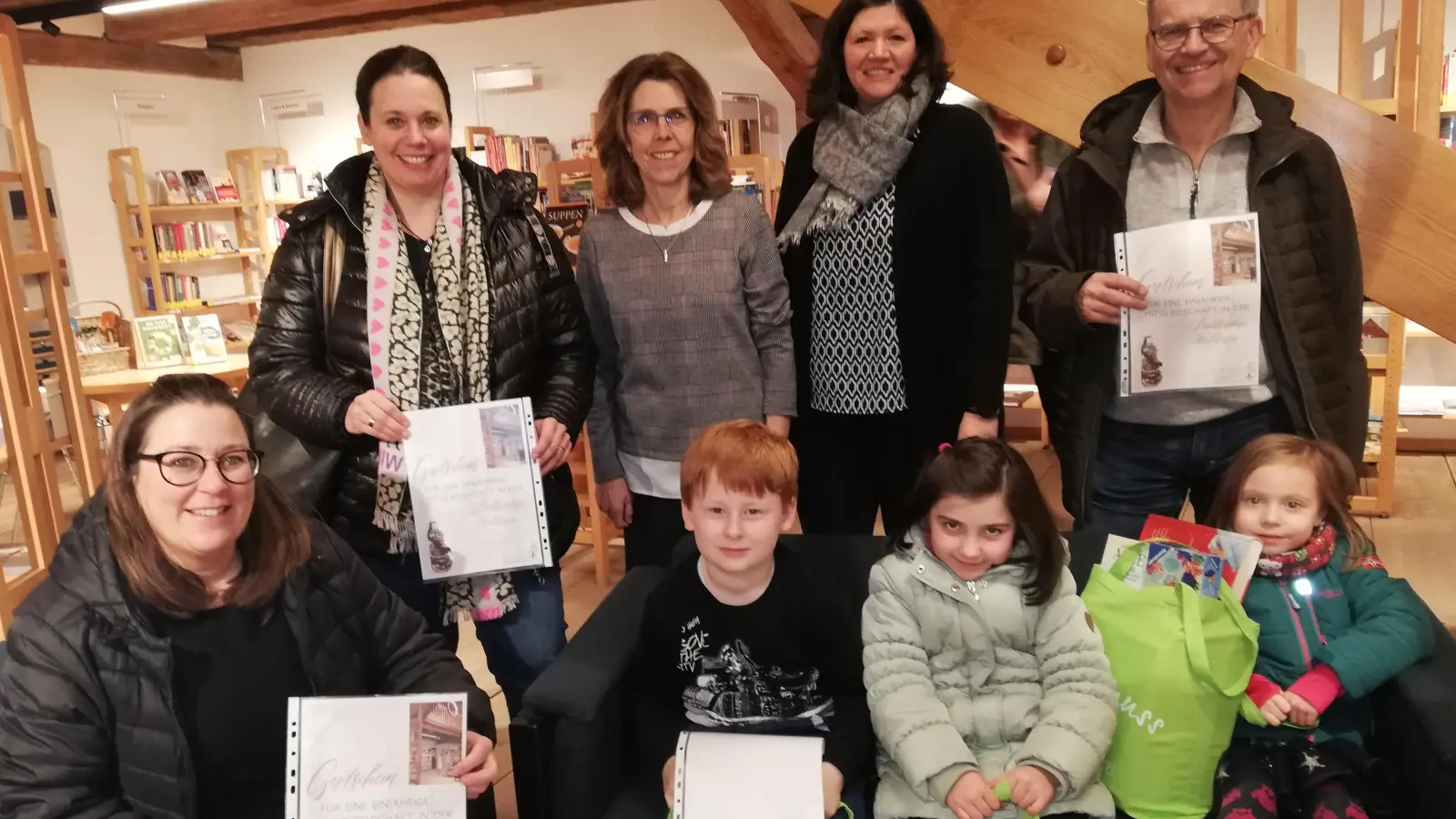 Die Gewinnerinnen und Gewinner der Schätzaktion zusammen mit dem Team der Stadtbücherei Waldsassen. (Bild: Stadtbücherei Waldsassen/exb)