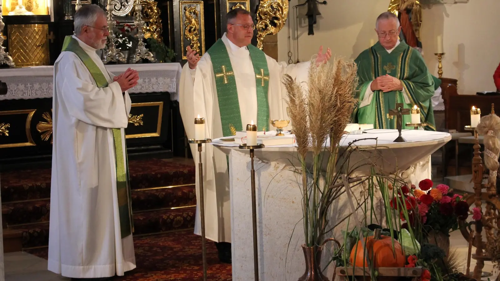 Gemeinsam mit dem emeritierten Bamberger Domkapitular Dr. Josef Zerndl (rechts) und Stadtpfarrer Edmund Prechtl (links) zelebrierte Theologiedozent Hans-Georg Gradl den Gedenkgottesdienst für Erzbischof Dr. Hans Schwemmer, der am 1. Oktober 2001 nach vierjähriger Amtszeit als Nuntius für die Salomonen-Inseln und Papua-Neuguinea starb. (Bild: Bernhard Piegsa)