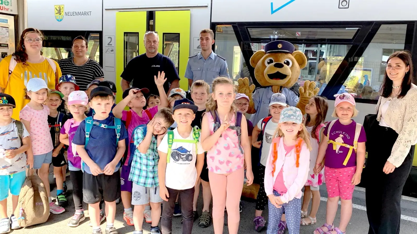 Die Kinder und Erzieherinnen des Kinderhauses St. Barbara aus Weiherhammer besuchen die Bundespolizei samt Bär Toni, das Maskottchen der Dienststelle, am Bahnhof Weiden.<br> (Bild: Bundespolizei/exb)