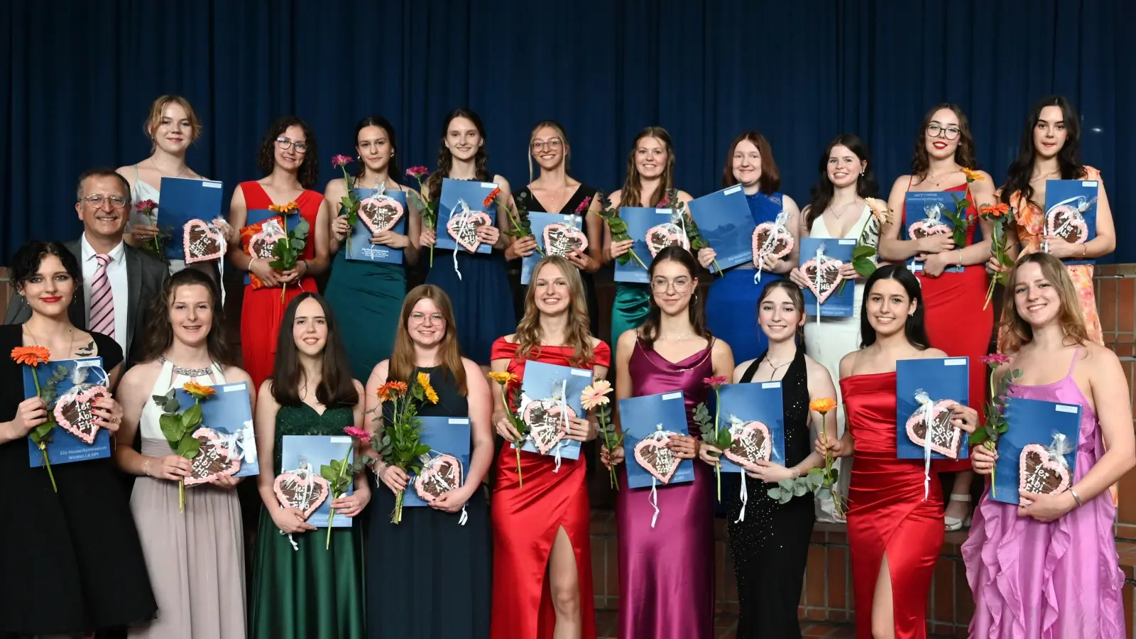 Die erfolgreichsten Abiturienten am Elly-Heuss-Gymnasium in Weiden. Immerhin 19 von 51 Abiturientinnen freuen sich über eine 1 vor dem Komma. (Bild: Beatrix Kleber)