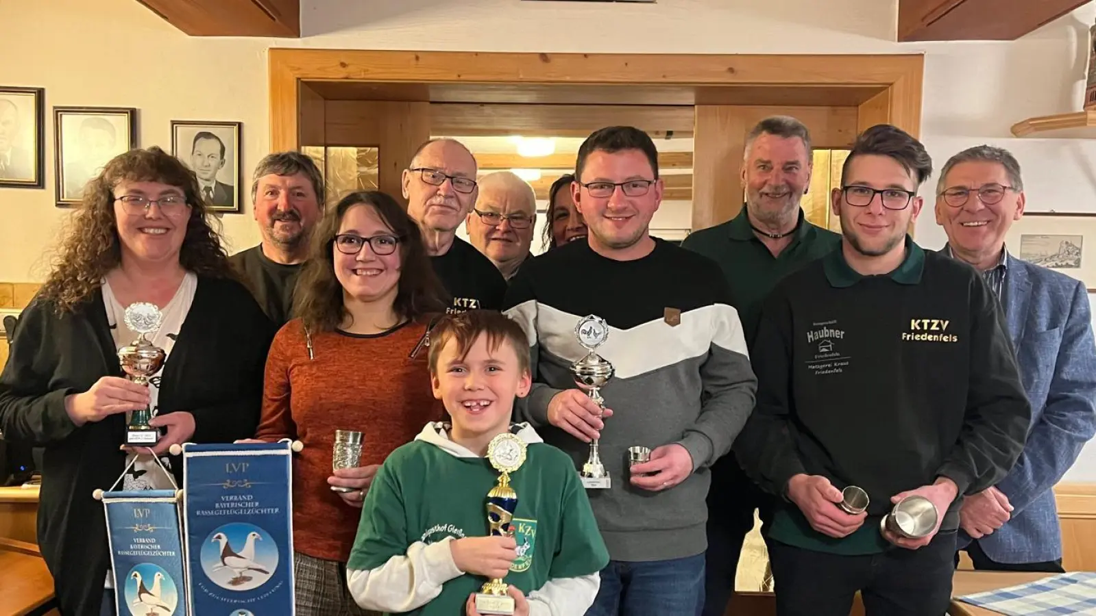 Von links nach rechts: Ramona Tretter, Helmut Dostler, Nadja Dostler, Stefan Friebus, Aaron Bindl, Karl Luber, Karin Dostler, Andreas Hendl, Wolfgang Liedl, Simon Hausknecht, Oskar Schuster. (Bild: Jennifer Dostler)