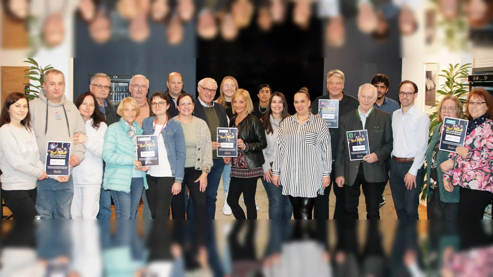 Aus der Region für die Region: Stefanie Sperrer (7. v. r.), Vorsitzende des Vereins „Just Friends e. V.“, und ihr Team überreichten am Dienstagabend im „Devils Diner“ im Weidener Eisstadion sechs gemeinnützigen Einrichtungen und Vereinen eine Spende von jeweils 1.000 Euro.  (Bild: Stephan Landgraf)