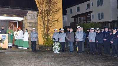 Der Kriegerverein Tröbes mit ihrem Vorsitzenden Josef Schafbauer legt gemeinsam mit Zweitem Bürgermeister Bernhard Rom einen Kranz am Kriegerdenkmal nieder. (Bild: gi)