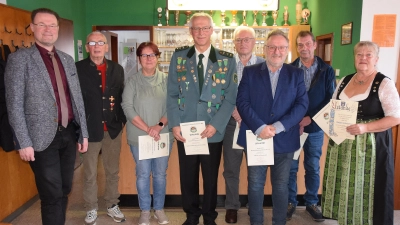 Bürgermeiste Florian Junkes und Gauschützenmeister gratulierten den geehrten Schützen mit Angelika Schöpper, Anton Weber, Johann Viehauser, Johann Seitz, Johann Inselsberger und Schützenmeisterin Barbara Guttenberger (von links) (Bild: Paul Böhm)