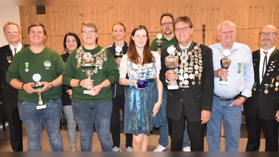 Die Würdenträger des Schützenjahres 2024 mit 1. Schützenmeister Reiner Hoffmann (li), 2. Schützenmeister Markus Gebhard (re.) und 3. Bürgermeisterin Claudia Kammerl (3. v.l.) (Bild: Annemarie Hoffmann)