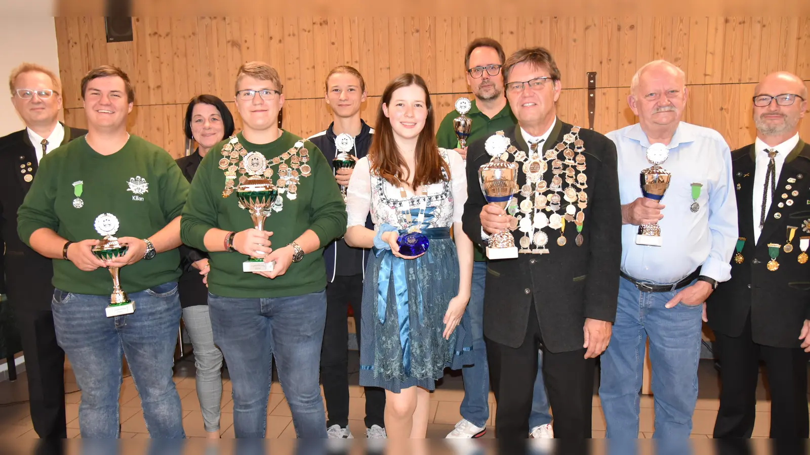 Die Würdenträger des Schützenjahres 2024 mit 1. Schützenmeister Reiner Hoffmann (li), 2. Schützenmeister Markus Gebhard (re.) und 3. Bürgermeisterin Claudia Kammerl (3. v.l.) (Bild: Annemarie Hoffmann)