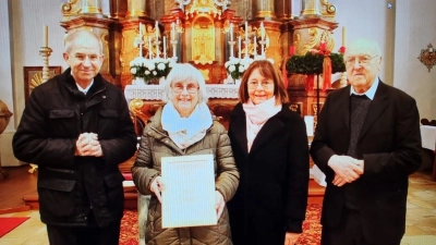 Die geehrte Dorathea Meyer, 2. v. li. zusammen mit Pf. Johann Hofmann, Pfarrgemeinderatssprecherin Anita Falk und Ruhestandspfarrer Konrad Kummer.v. li. (Bild: Fritz Dietl)