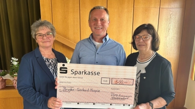 Manfred Seitz nimmt den Spendenscheck entgegen. (Bild: Matthias Walk)
