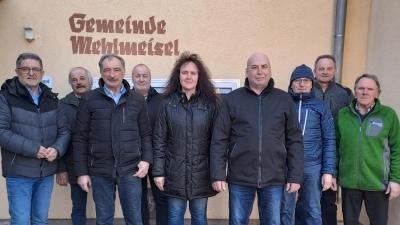 Die Vorstandschaft mit Erstem Bürgermeister von links: Erster Bürgermeister Franz Tauber, Rudolf Nickl, Peter Buchbinder, Stefan Nickl, Christa Hautmann, Klaus Hautmann, Johannes Völkl, Hubert Schinner, Dietmar Höss (Bild: Gisela Kuhbandner)