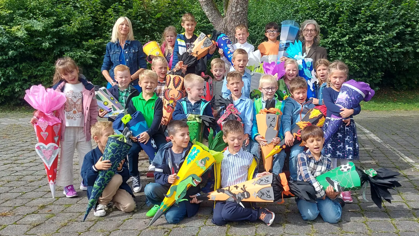 Erstklässler der Erasmus-Grasser-Grundschule Schmidmühlen mit Klassenleiterin Monika Ziechaus und Rektorin Sabine Lubich.  (Bild: Martina Spies )